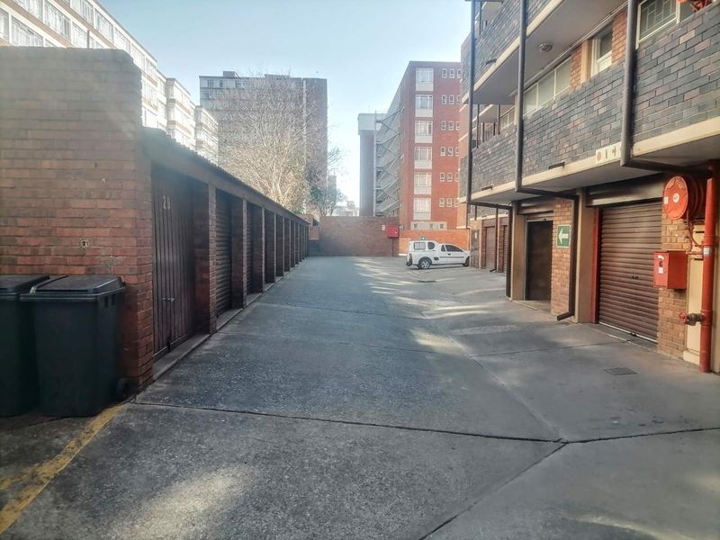 **Spacious 2-Bedroom Apartment – Great Investment Opportunity** - Photo 4