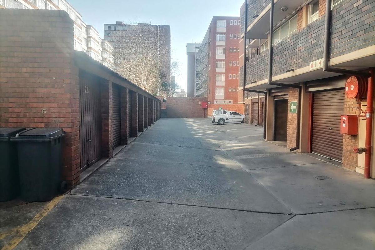 **Spacious 2-Bedroom Apartment – Great Investment Opportunity** - Photo 4