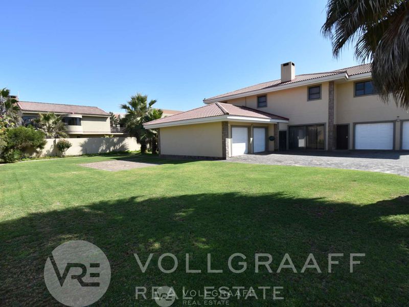 Exquisite coastal family home with heated indoor pool and lush garden – Vogelstrand, Swakopmund - Photo 9