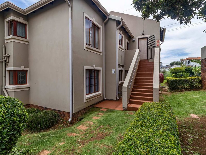 Modern First-Floor Apartment With Stunning Elevated Views — Perfect for Young Professionals in Johannesburg South - Photo 2