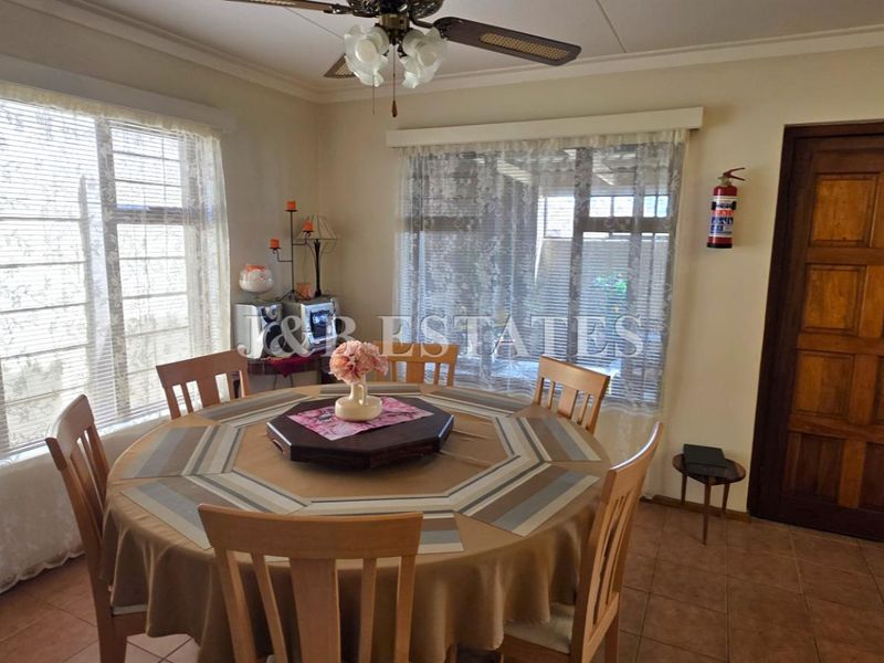 4 Bedroom House With 2 Bedroom Flat - Photo 4