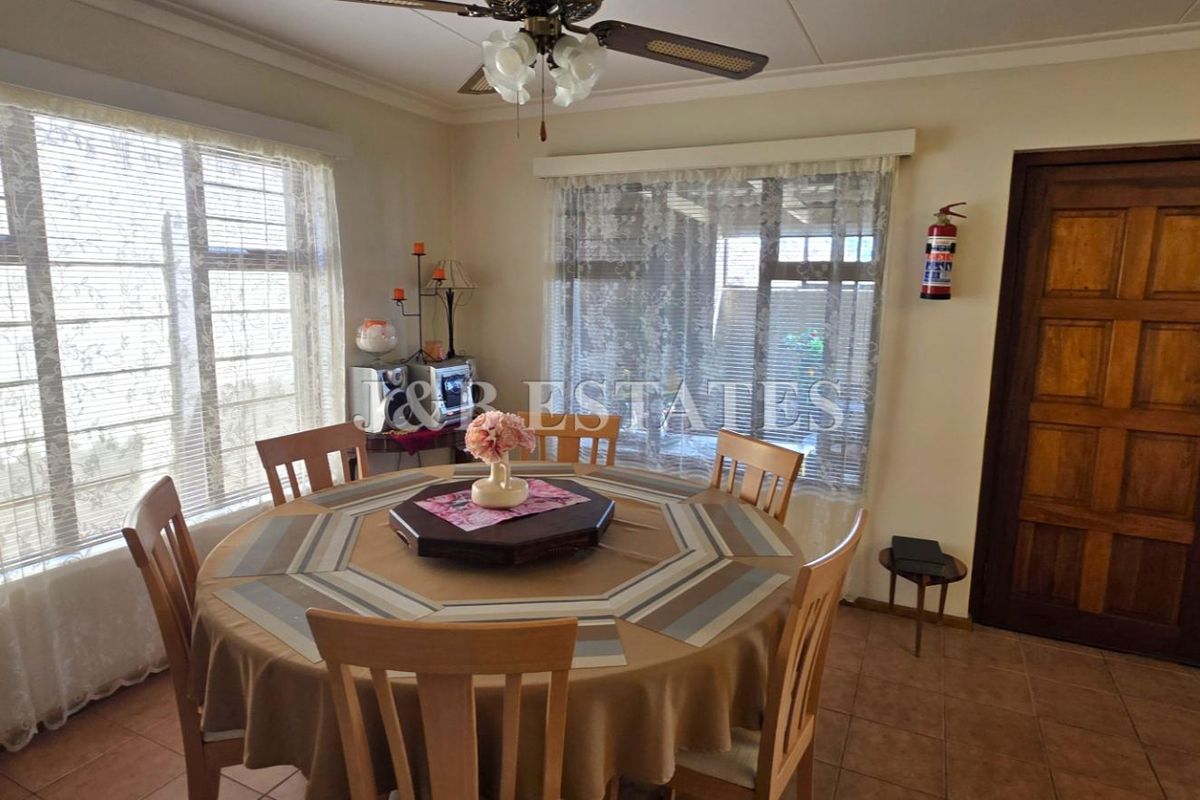 4 Bedroom House With 2 Bedroom Flat - Photo 4