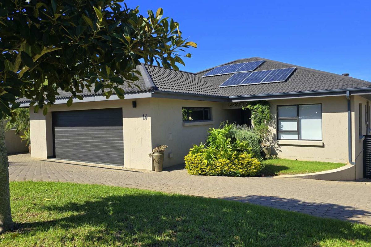 EXCLUSIVE COASTAL LIVING | PANORAMIC BAY VIEWS | 4 BEDROOM | DUAL LIVING POTENTIAL - Photo 4