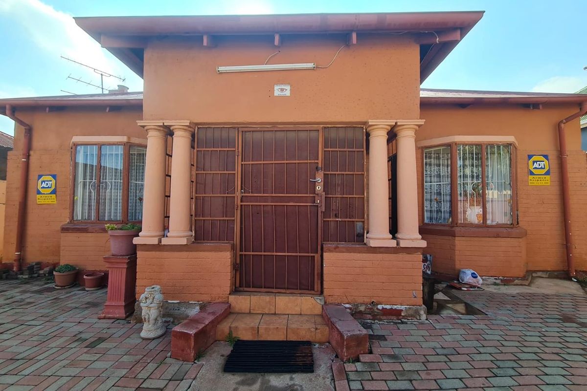 Spacious Elegance: Your Dream Home Awaits - Photo 3