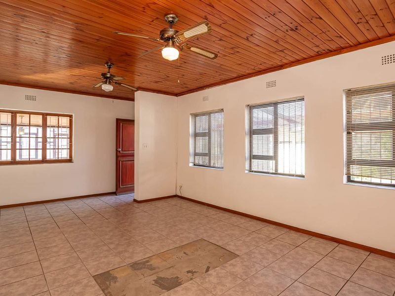 Charming  facebrick 3 bed family home with Granny Flat and Entertainers Delight. - Photo 5