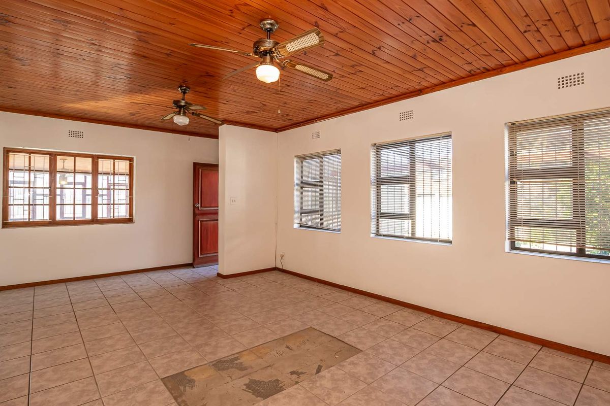 Charming  facebrick 3 bed family home with Granny Flat and Entertainers Delight. - Photo 5