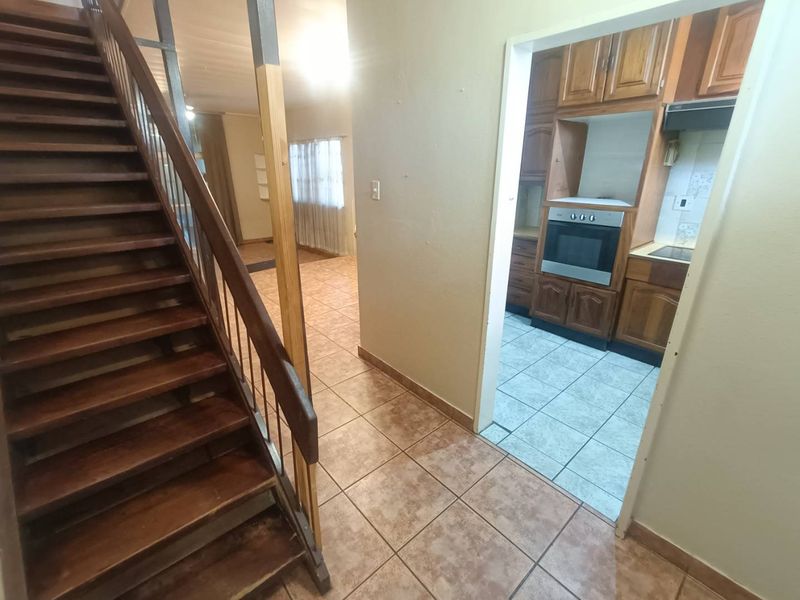 Spacious Duplex For Sale in Clubview. - Photo 5