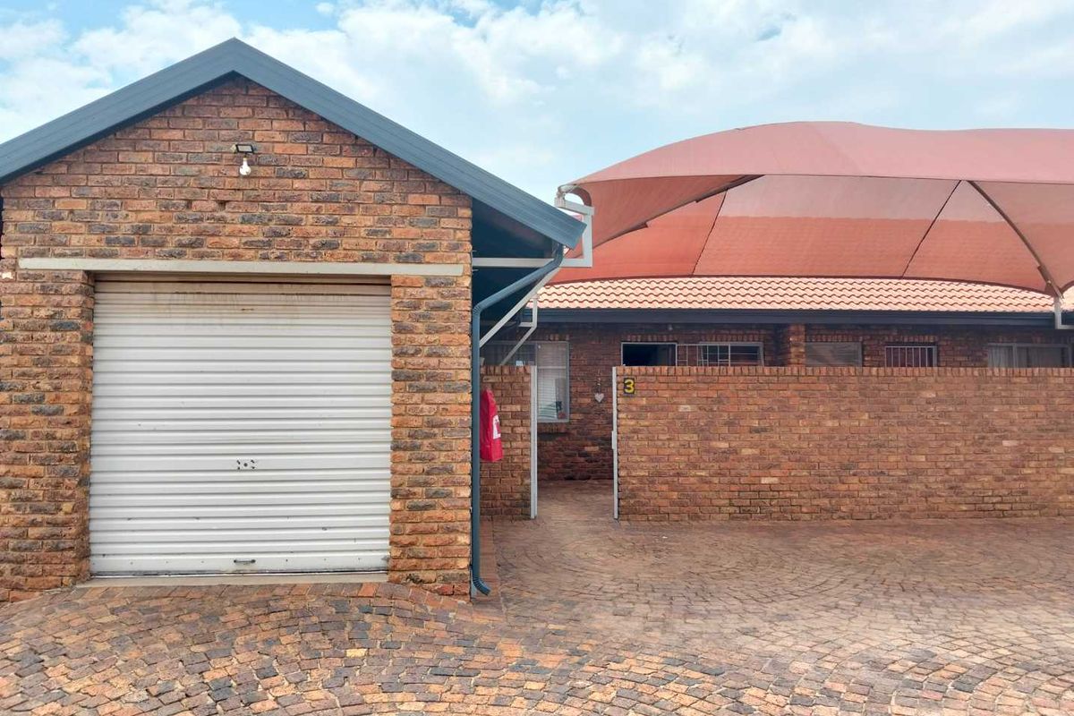 3 Bedroom Simplex Townhouse for Sale! - Photo 2