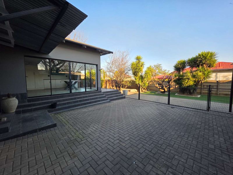 Spacious 4-Bedroom Home with Modern Comforts & Classic Charm - Photo 6