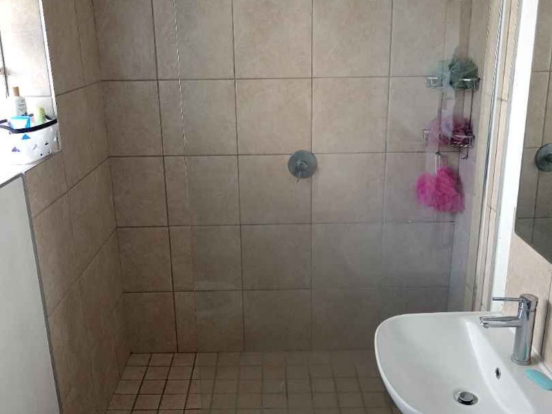 Renovator’s Dream in the Heart of Cape Town! - Photo 10