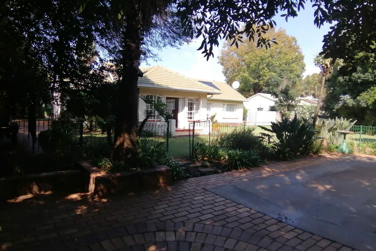 Fabulous spacious well maintained home in secure village - Photo 4