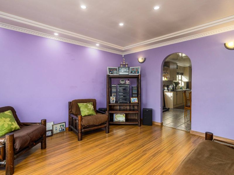 Spacious 4-Bedroom Family Home with Ample Parking in Riverton - Photo 8