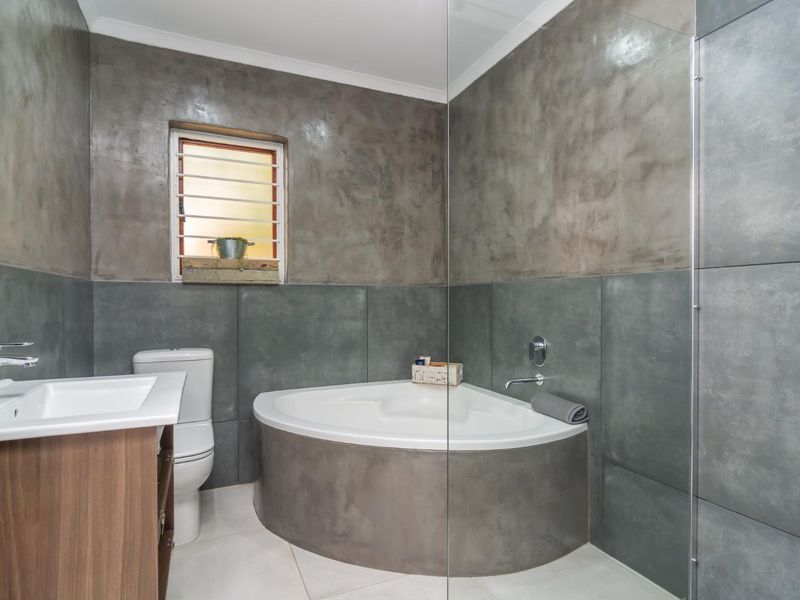 Ultra-modern 4-bedroom townhouse – Move-In Ready! - Photo 4