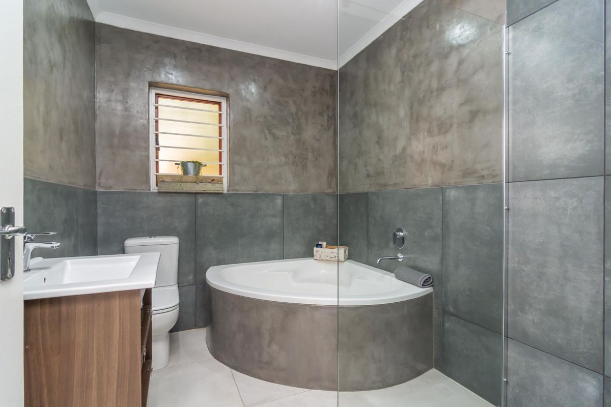 Ultra-modern 4-bedroom townhouse – Move-In Ready! - Photo 4