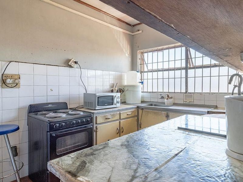 First Floor Apartment with a Balcony in Parow Central - Photo 4