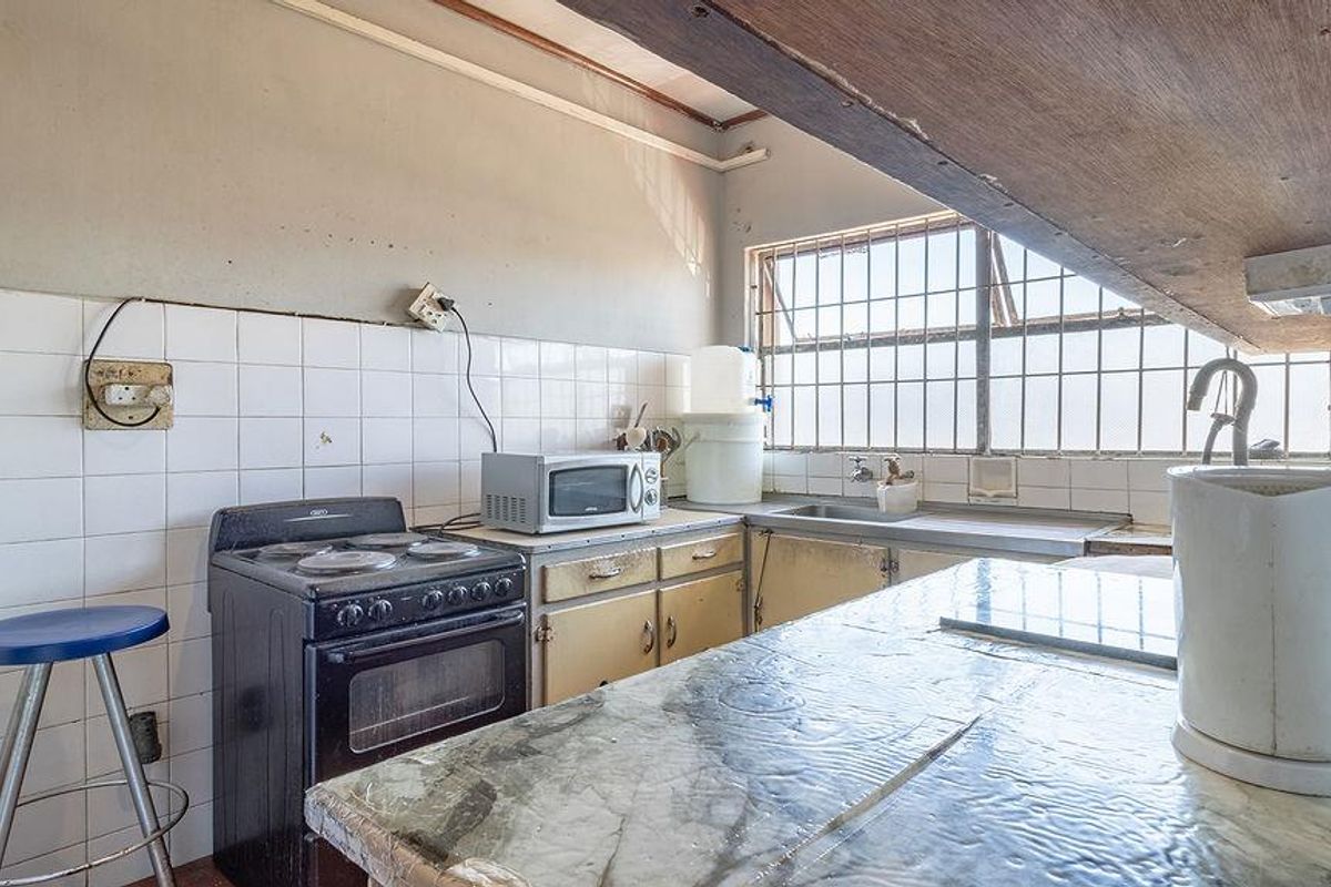 First Floor Apartment with a Balcony in Parow Central - Photo 4