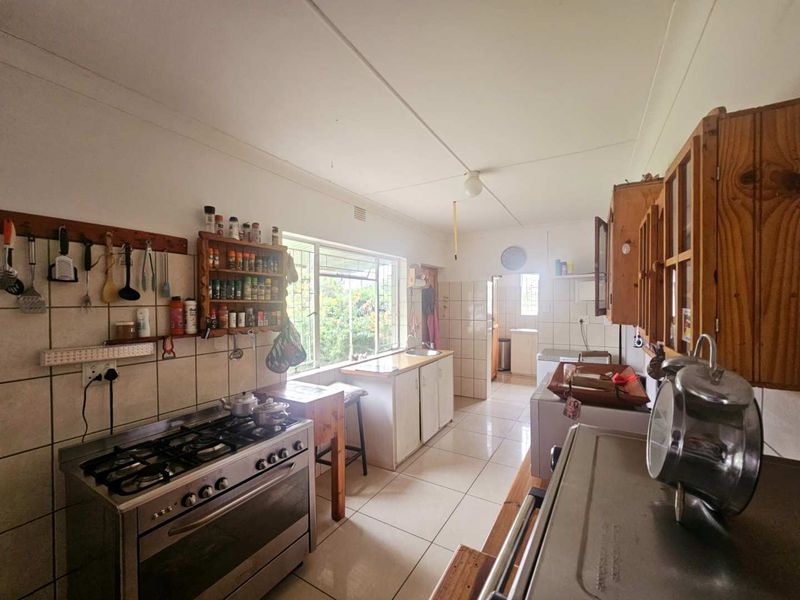 **Charming Two-Bedroom, Two-Bathroom Home with Versatile Living Spaces** - Photo 6