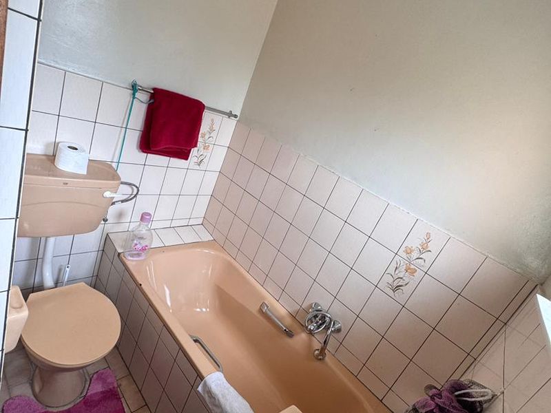 Family Home with Big Yard – Medium Renovation Opportunity in Hochland Park - Photo 7