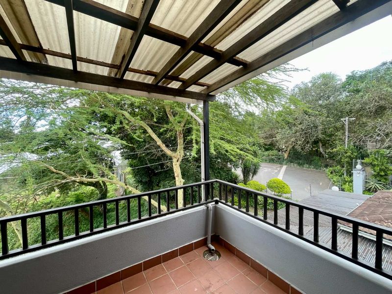 Top Floor 2 Bedroom apartment in Sheffield Beach - Photo 2