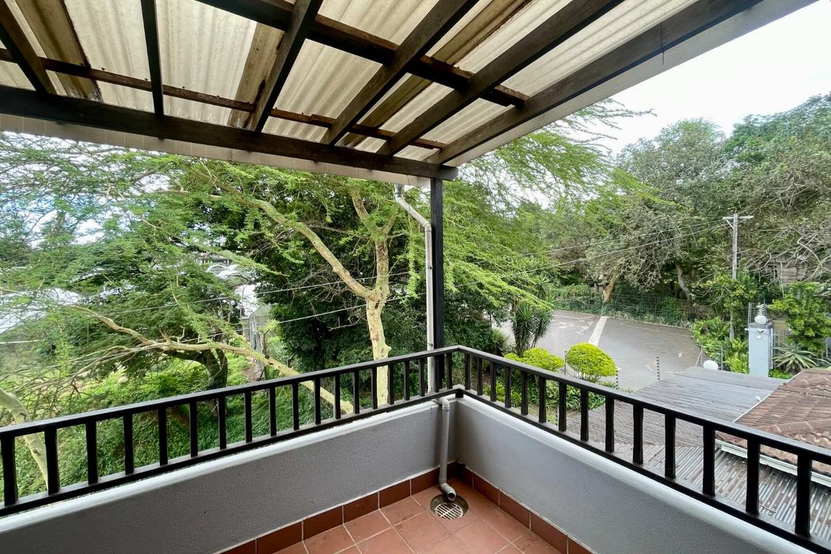 Top Floor 2 Bedroom apartment in Sheffield Beach - Photo 2