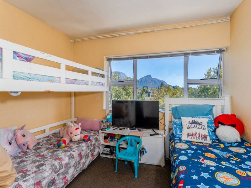 Spacious North-facing apartment with Balcony, Garage and Mountain views - Photo 7