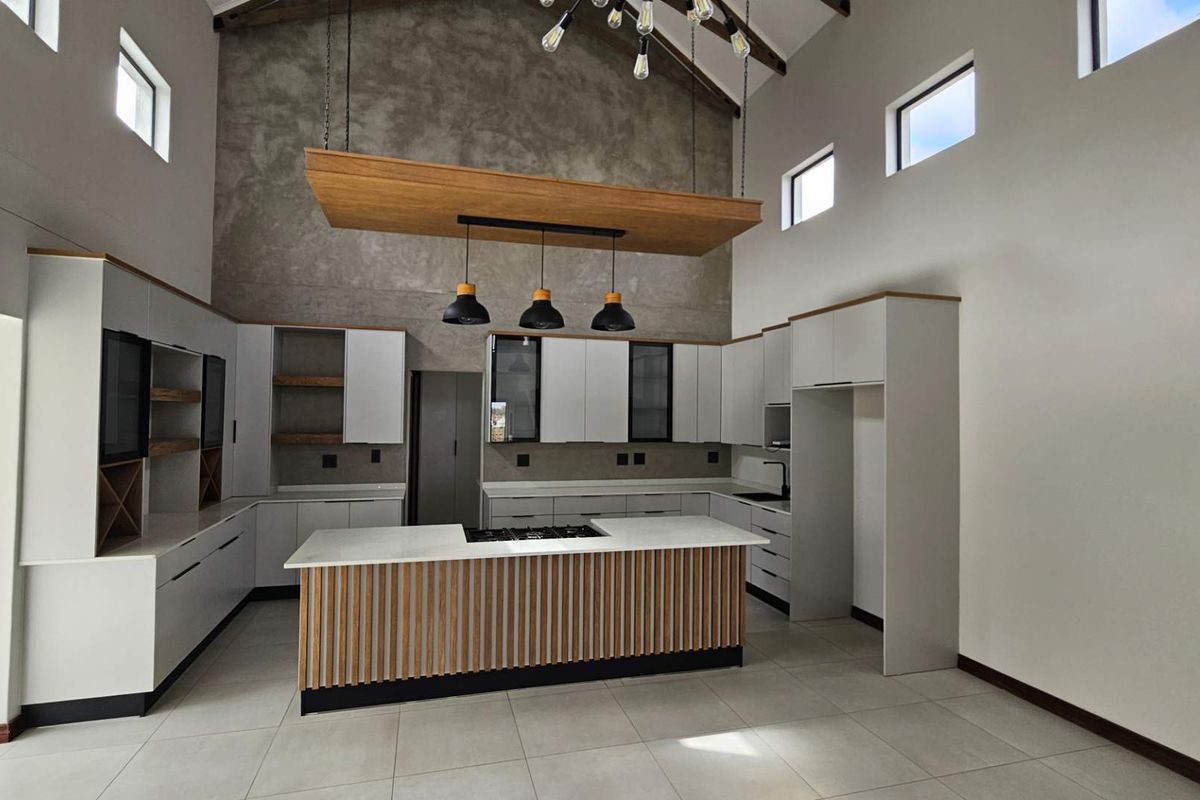 4 Bedroom Luxury Family Home in Landsmeer Estate - Photo 2