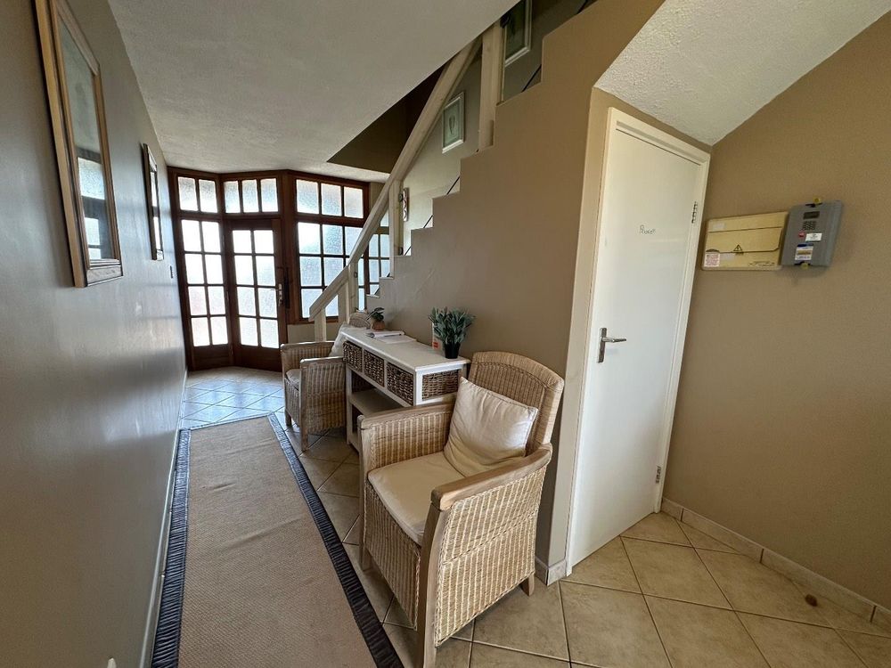 Entrance area of duplex flat