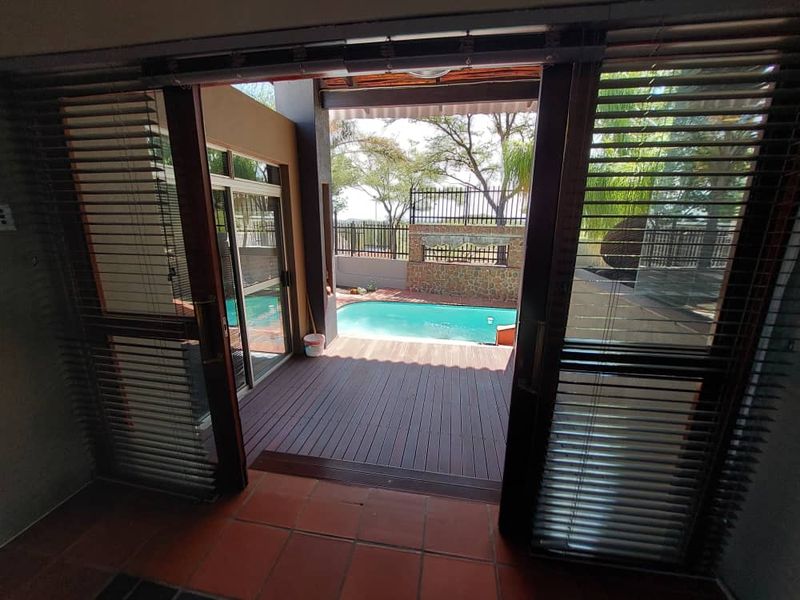 EROSPARK - SPACIOUS FAMILY HOME ON A LARGE ERF - Photo 4