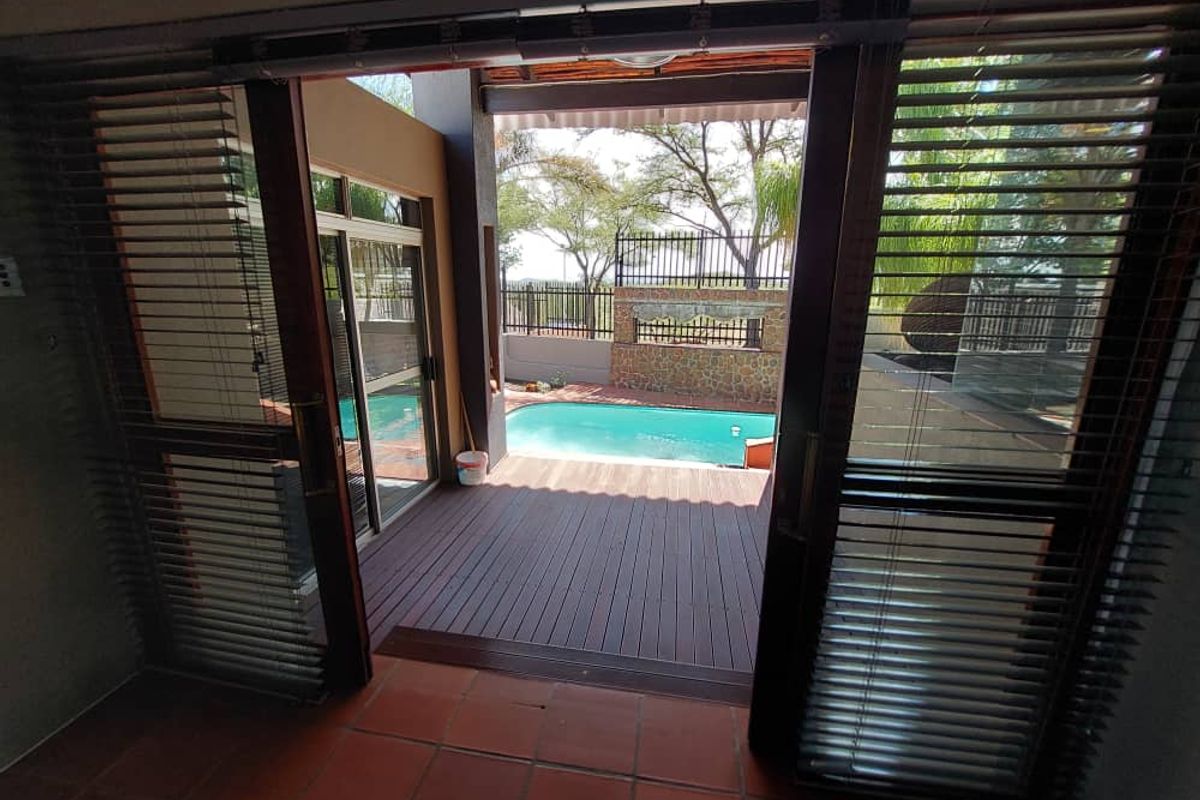 EROSPARK - SPACIOUS FAMILY HOME ON A LARGE ERF - Photo 4