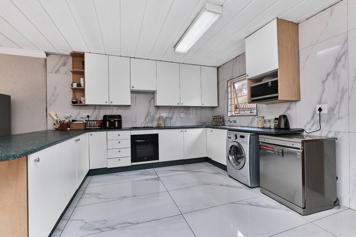 Your 3 bed, 2 bath Ferndale Dream Townhouse Awaits! - Photo 2