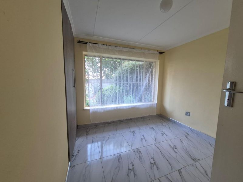 **Newly Renovated Room for Rent in Birchleigh - Available Now!** - Photo 4