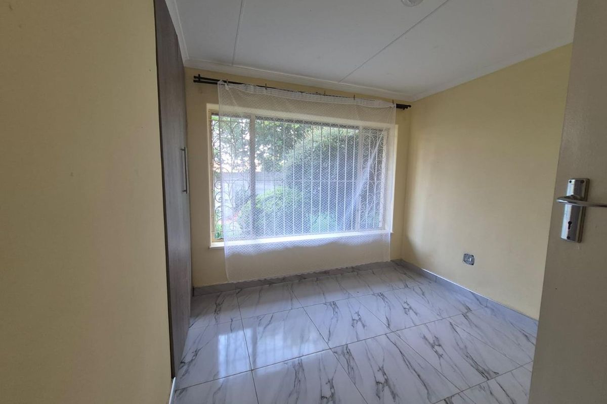 **Newly Renovated Room for Rent in Birchleigh - Available Now!** - Photo 4