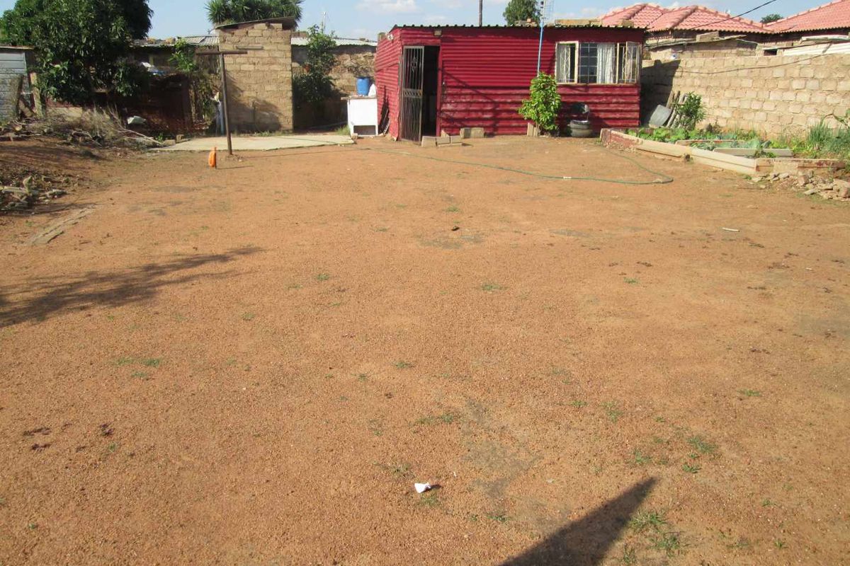 A VERY BIG STAND FOR SALE IN SOSHANGUVE BLOCK X  BARGAIN - Photo 5