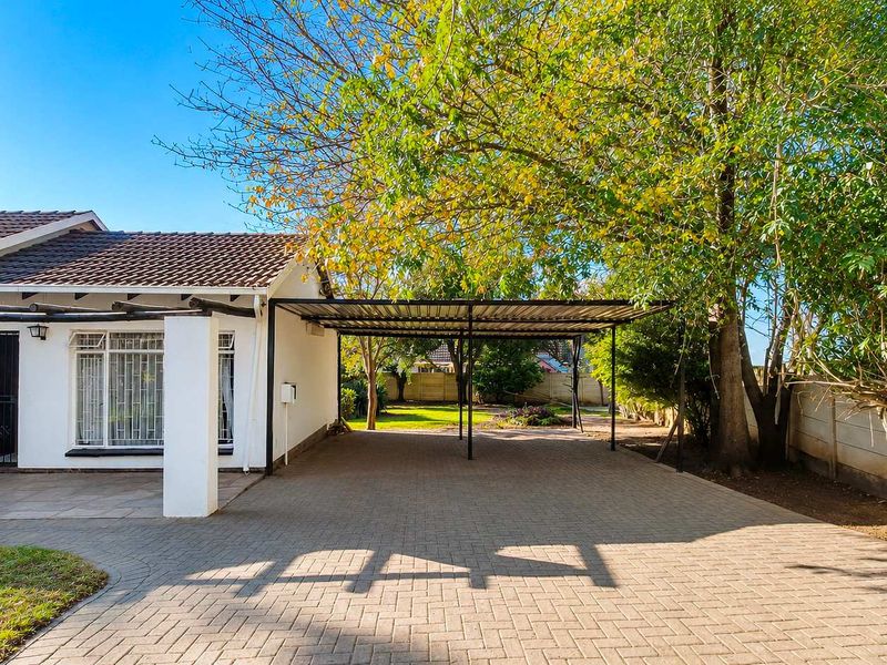 3  Bedroom House in Strubens Valley. - Photo 2
