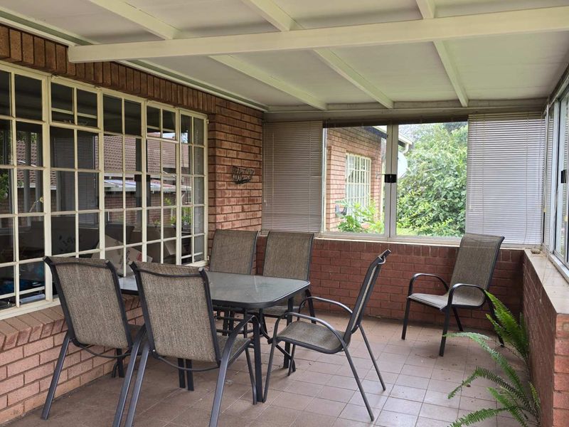 Spacious 3 bedroom Full Title Retirement house in Montana park - Photo 2