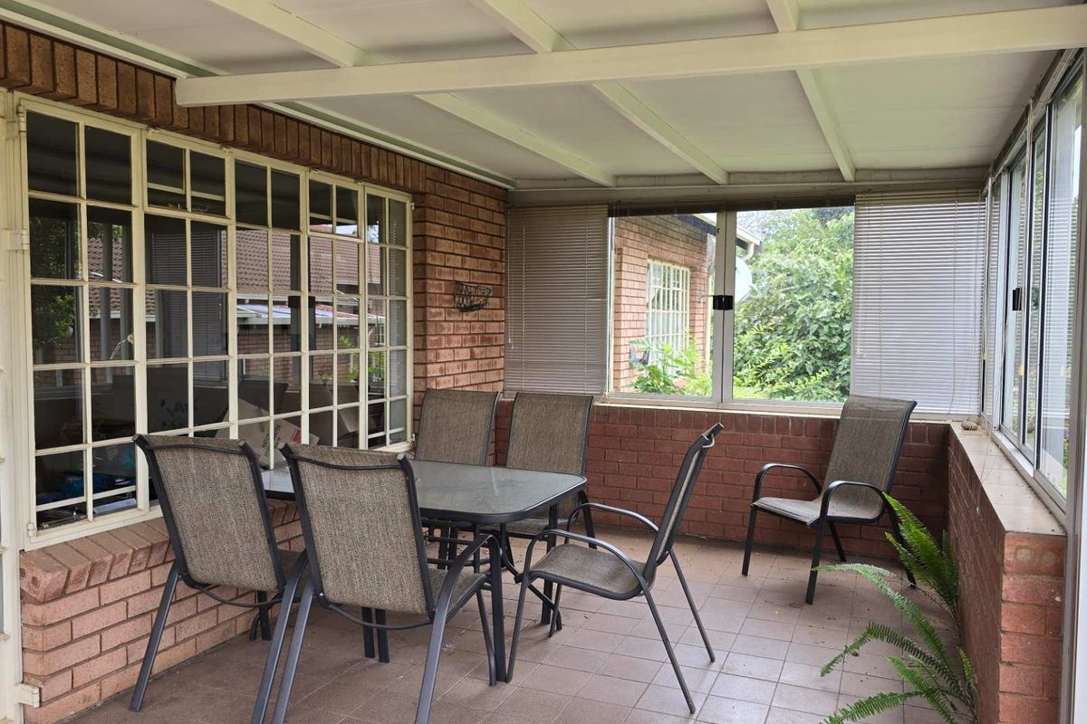 Spacious 3 bedroom Full Title Retirement house in Montana park - Photo 2