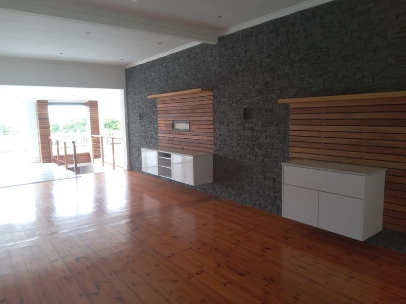 Luxurious 4 bedroom home with flatlet with sea views - Photo 6