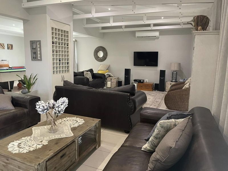 Outjo's Premier Home: Spacious, Stylish, Secure!" - Photo 8