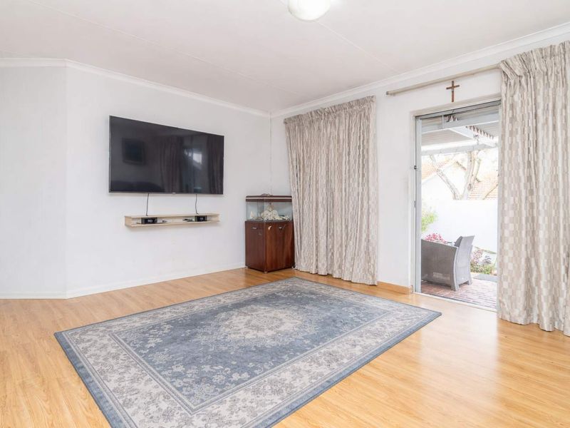 Perfect 3 bedroom Townhouse in a Secure Complex in Northwold - Photo 4