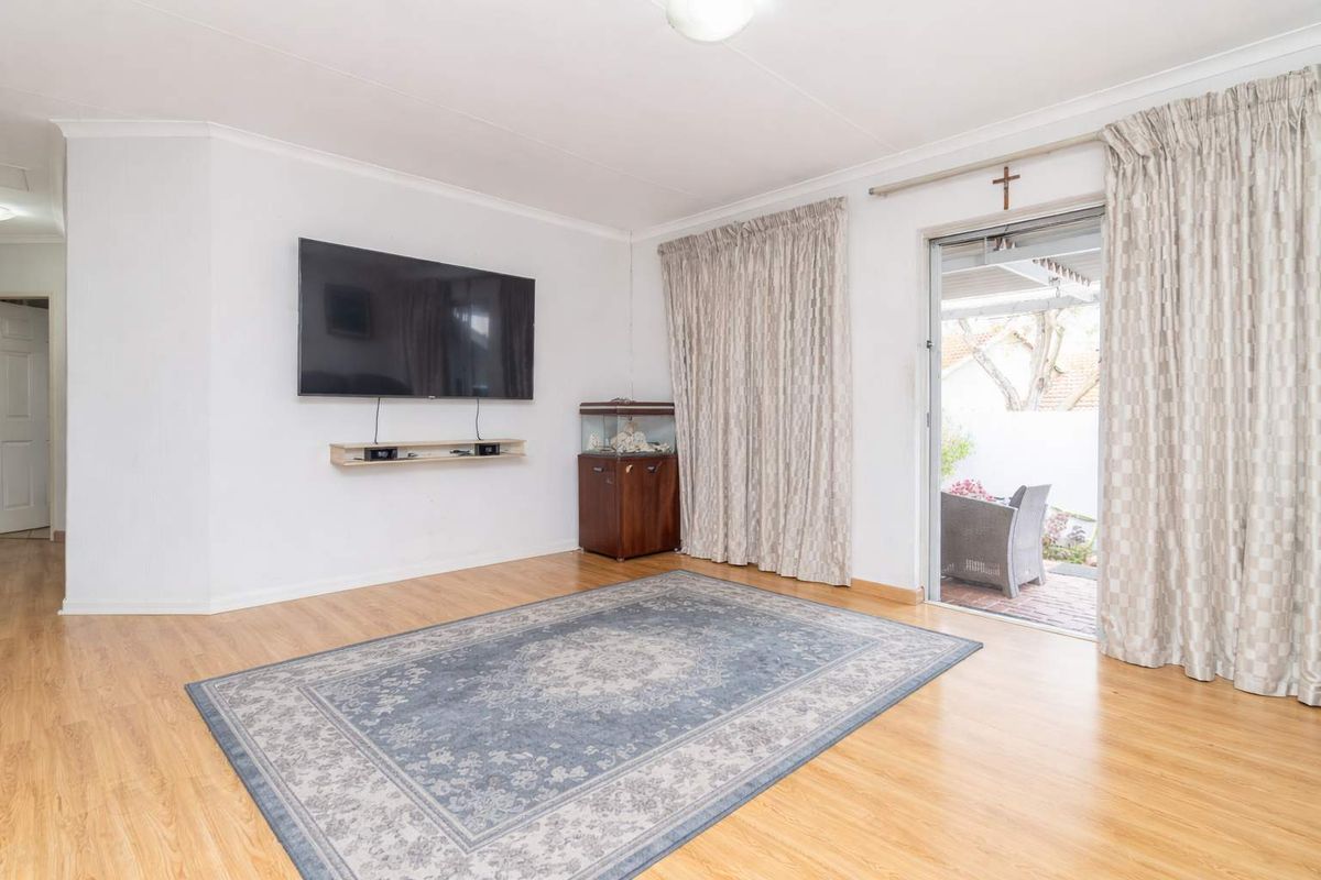 Perfect 3 bedroom Townhouse in a Secure Complex in Northwold - Photo 4