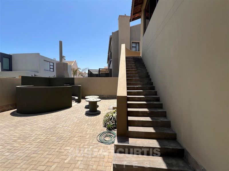 House with a spacious yard - Photo 10