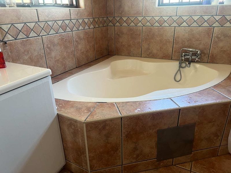 FOR RENT - FULLY FURNISHED FREE-STANDING HOME - Photo 9