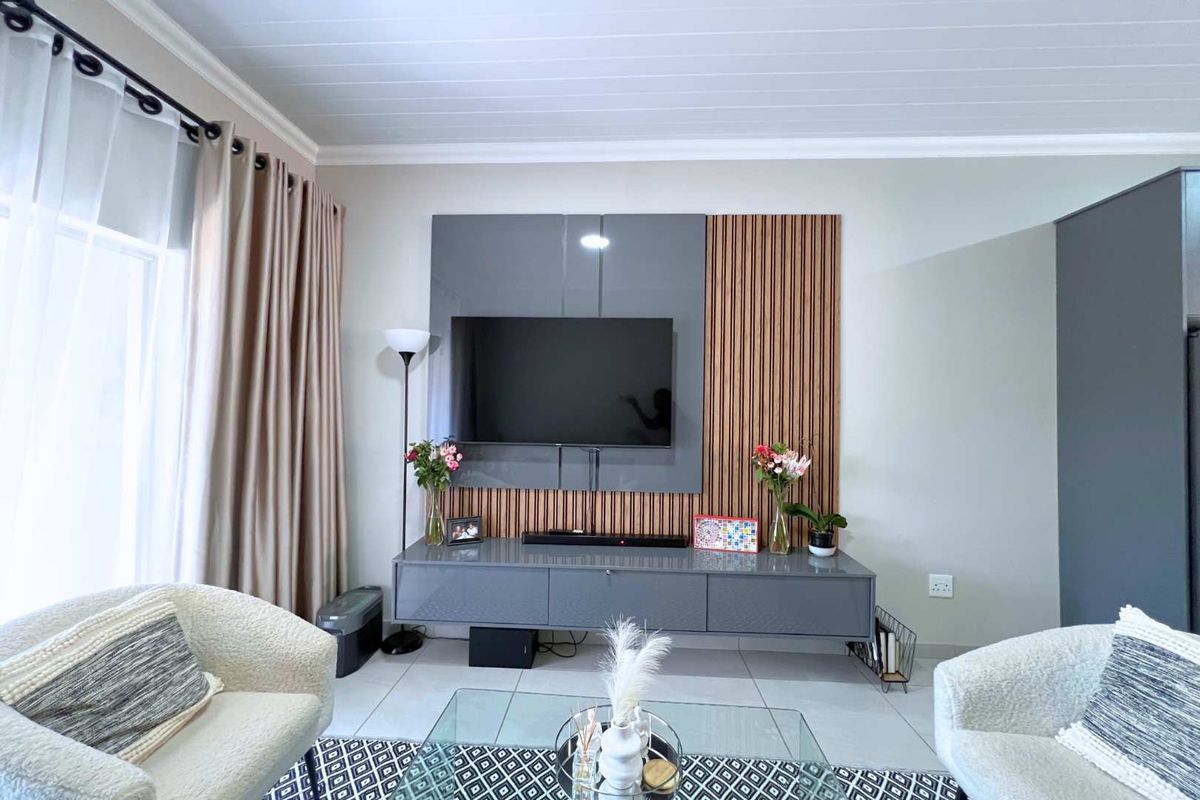 Two bedroom home in secure Estate - Photo 3