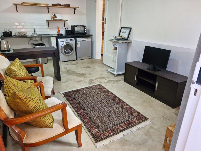 Charming Bachelor Cottage in Westdene - Photo 2