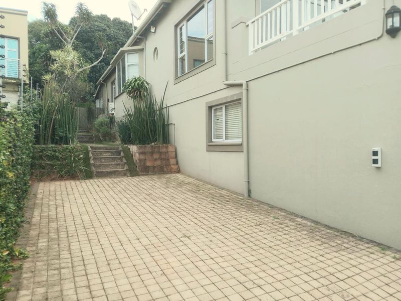 Luxurious 4 bedroom home with flatlet with sea views - Photo 4