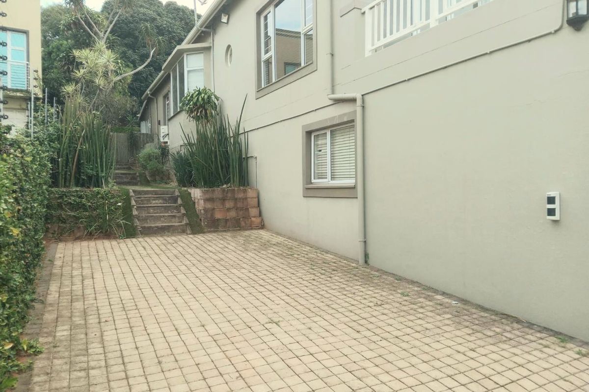 Luxurious 4 bedroom home with flatlet with sea views - Photo 4