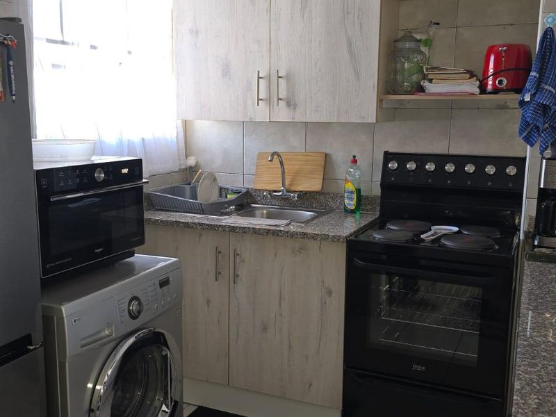 This lock up and go Investment upstairs unit is up for grabs in a 24 security complex. - Photo 5