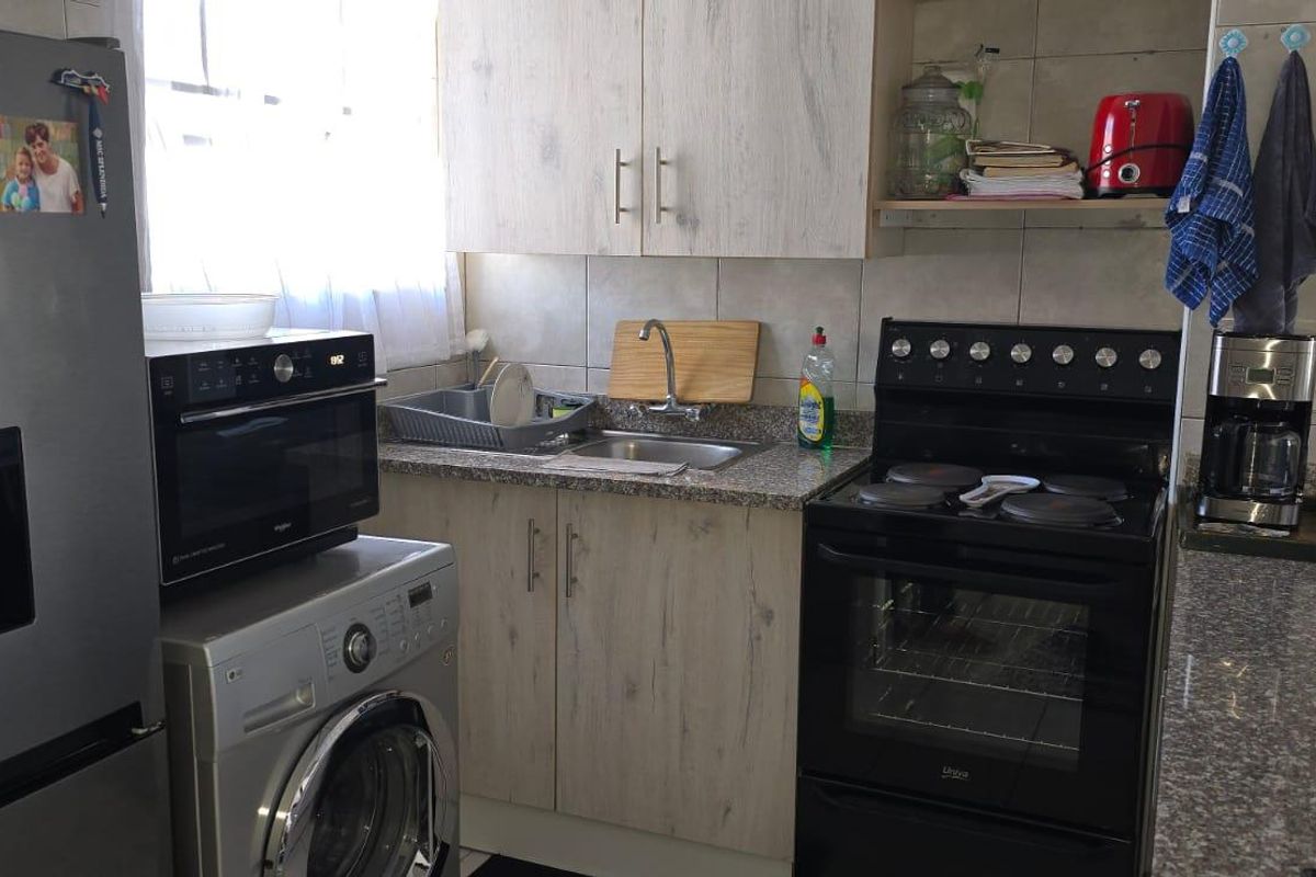 This lock up and go Investment upstairs unit is up for grabs in a 24 security complex. - Photo 5