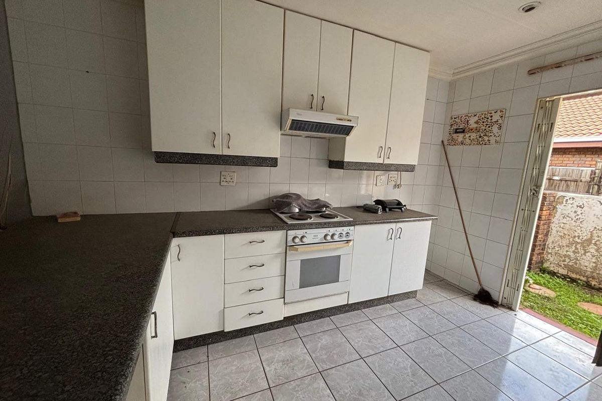 2 Bedroom 1 Bathroom Townhouse For sale in Mayfield Park - Photo 2