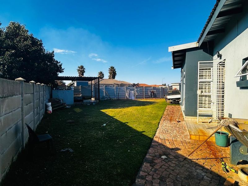 Spacious 4-Bed Home - Photo 2